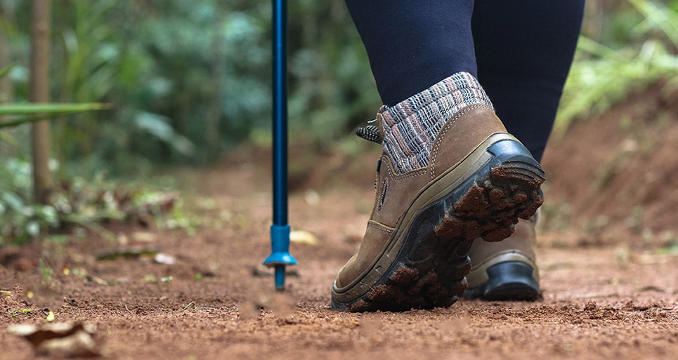 Close up de botas em uma caminhada