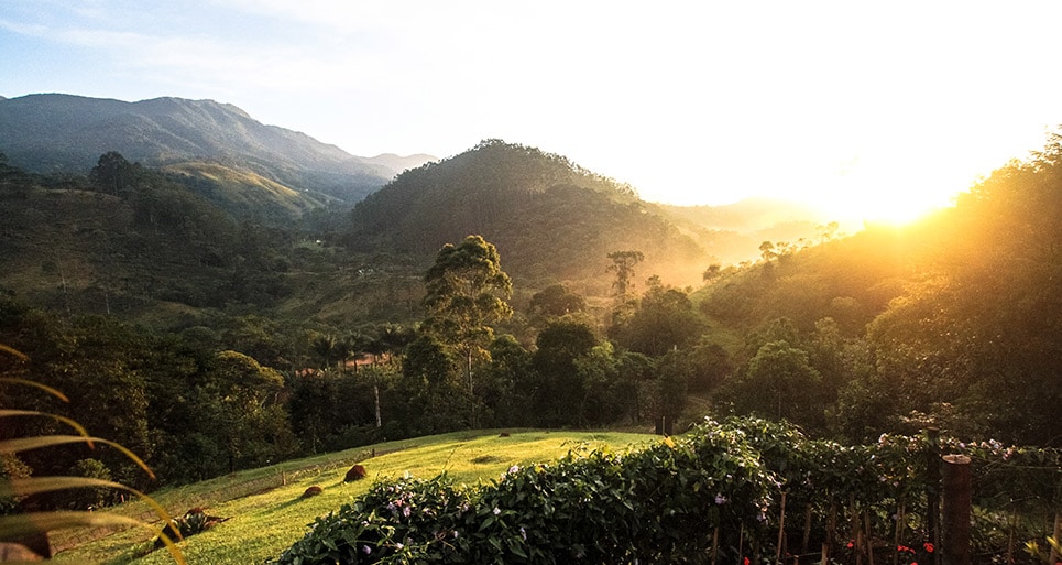 Foto de um lindo pôr do sol nas montanhas